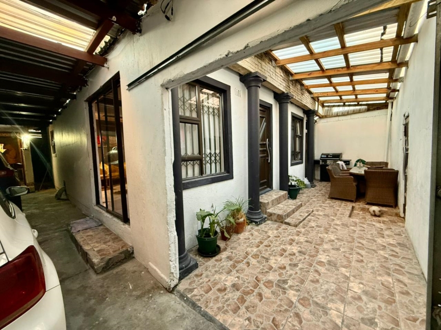 4 Bedroom Property for Sale in Mandela Park Western Cape